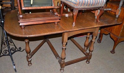 Lot 758 - An oak drop leaf table