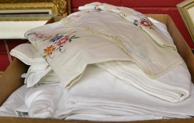 Lot 867 - Assorted white Damask cloths, napkins and modern quilts