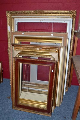 Lot 870 - An assortment of frames