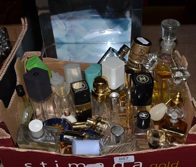 Lot 887 - Assorted perfume flasks and similar, together with various compacts and an Anais Anais display...