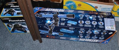 Lot 957 - Astrolon telescope (boxed) and a National Geographic Planetarium