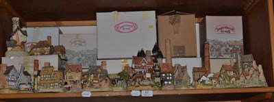 Lot 67 - Twenty three assorted David Winter cottages with boxes