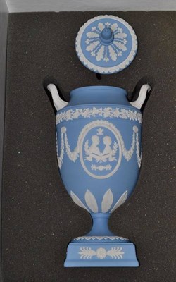 Lot 73 - Wedgwood Royal Wedding Collection 1981 vase, no. 40 (boxed)