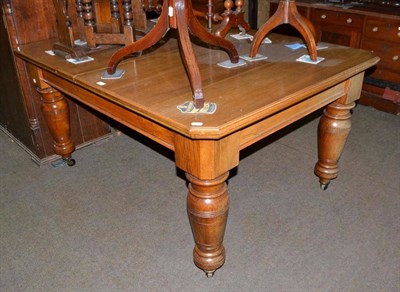 Lot 407 - Large Victorian oak wind-out table