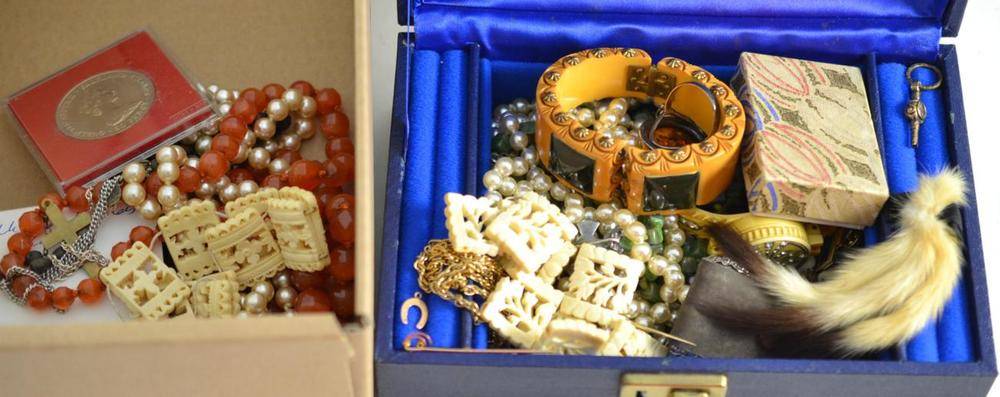 Lot 123 - A serviette hook converted to a brooch, a full eternity ring and assorted costume jewellery