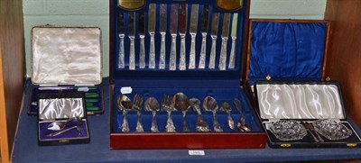 Lot 195 - A Viners canteen cased set of flatware and cased plated ware