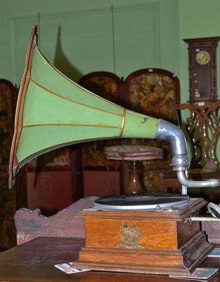 Lot 291 - An oak wind-up horn gramophone