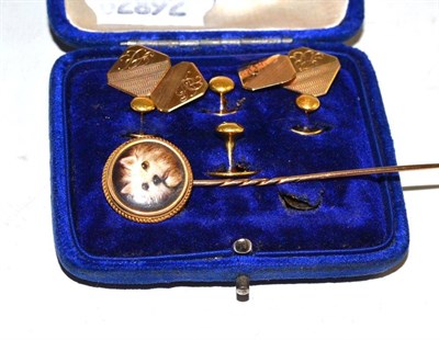 Lot 19 - A pair of cufflinks stamped '9ct', 18ct gold tie buttons and a tie pin depicting a dog