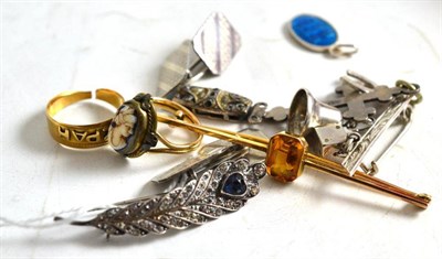 Lot 314 - An 18ct gold mizpah ring (a.f.), a bar brooch and assorted jewellery