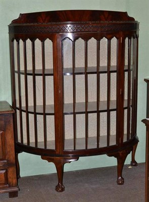 Lot 495 - 1920s/1930s mahogany display cabinet