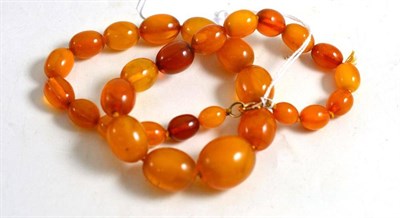 Lot 4 - An amber bead necklace