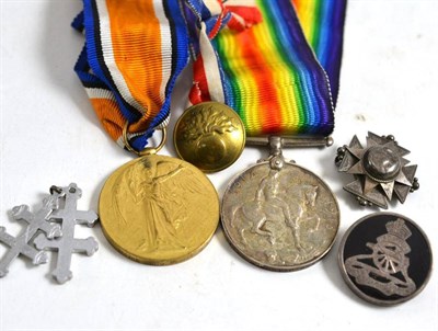 Lot 5 - A First World War pair of medals, tunic button, star and badges
