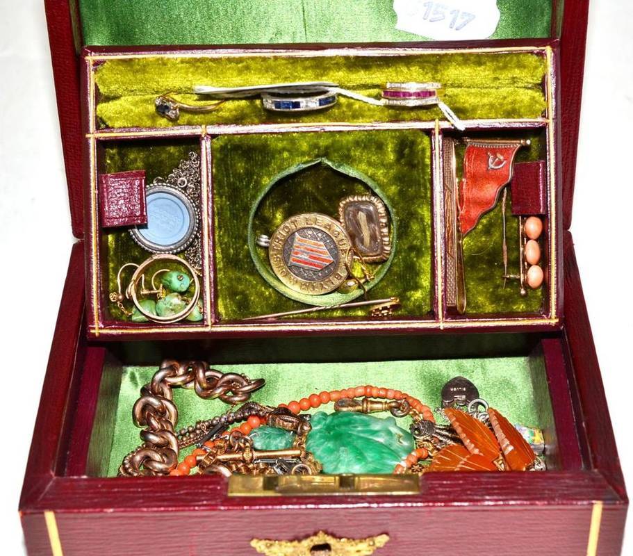 Lot 15 - Red jewellery box and contents
