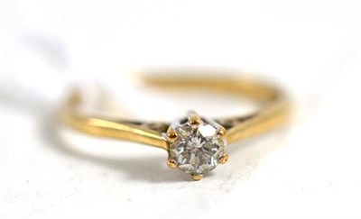 Lot 30 - A single stone diamond ring