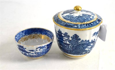 Lot 93 - A Caughley sugar bowl and cover and tea bowl