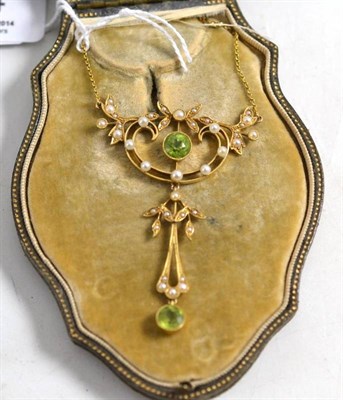 Lot 134 - A peridot and pearl set necklace