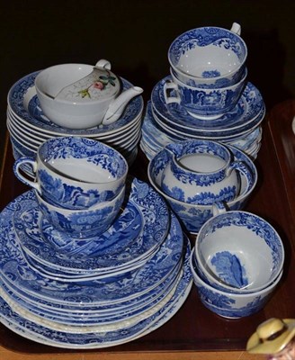 Lot 175 - A quantity of blue and white pottery