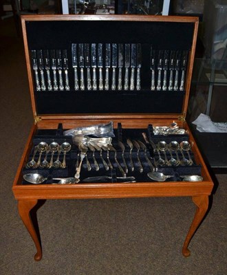 Lot 222 - A twelve setting Queens pattern canteen of flatware in a table base