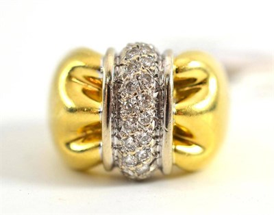 Lot 39 - An 18ct gold and diamond ring
