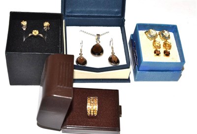 Lot 50 - A small quantity of jewellery, including a smokey quartz pendant on chain, with matching...