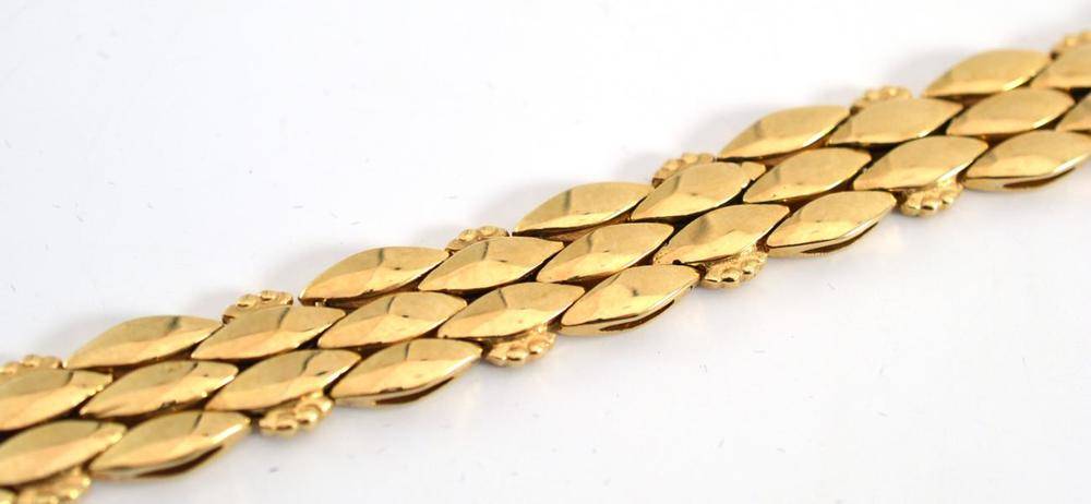 Lot 60 - A 9ct gold bracelet