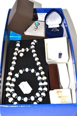 Lot 183 - A quantity of jewellery, including a dark coloured cultured pearl necklace, bracelet and...