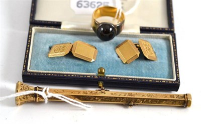 Lot 321 - A pair of 9ct cufflinks, an 18ct ring with cabochon amethyst and a pencil