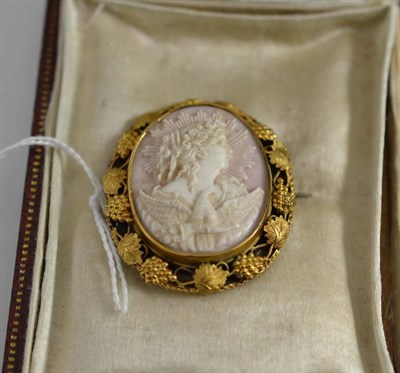 Lot 324 - A cameo brooch