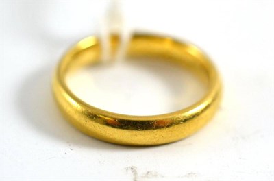 Lot 329 - An 18ct gold wedding band