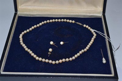 Lot 340 - Pearl necklace and earrings