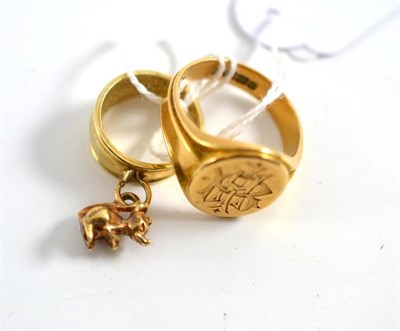 Lot 352 - An 18ct gold signet ring and ring set with a mouse (2)