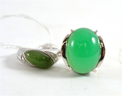 Lot 359 - A green stone set with a nephrite ring