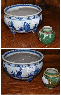 Lot 470 - Pair of Chinese blue and white bulb pots and two Sancai small vases