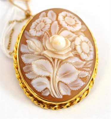 Lot 495 - A floral engraved cameo brooch, frame stamped '18ct'