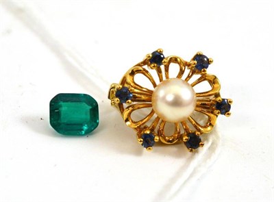 Lot 498 - A loose emerald and a 9ct gold cultured pearl and sapphire set pearl clasp