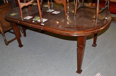 Lot 626 - A mahogany extending dining table