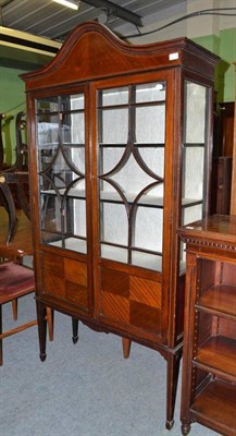 Lot 689 - An Edwardian mahogany display cabinet