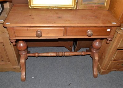 Lot 824 - A pine side table