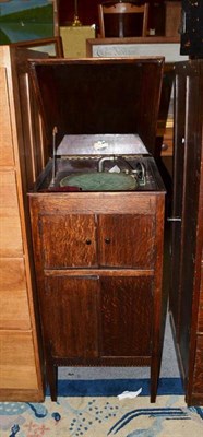 Lot 839 - A Dulcetto oak cased gramophone