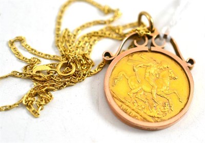 Lot 144 - 1915 full sovereign in a loose fitted pendant mount with chain