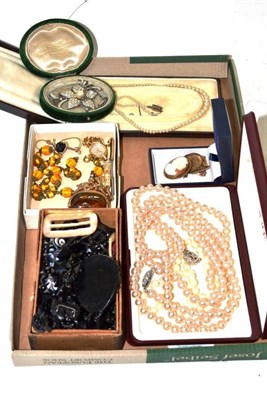 Lot 239 - A quantity of mixed jewellery to include cameo brooch, jet jewellery and a 1920s pendant on chain