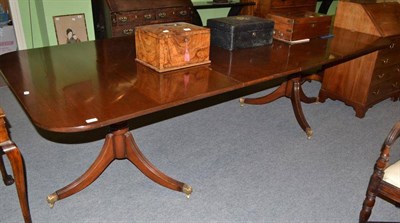 Lot 471 - A mahogany pedestal dining table with two leaves