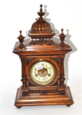 Lot 24 - A striking mantel clock