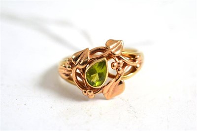 Lot 97 - A 9ct gold peridot set ring - clogau gold