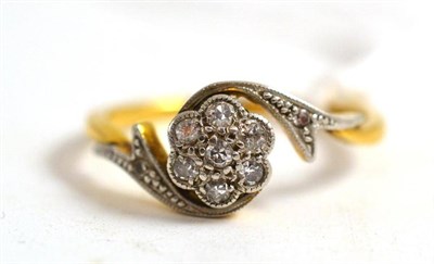 Lot 169 - An early 20th century diamond cluster ring