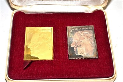 Lot 196 - A Royal silver wedding anniversary token set - one in 22ct gold, one in silver