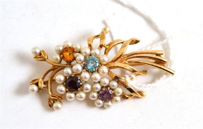 Lot 204 - Floral spray brooch