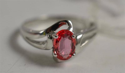 Lot 289 - An 18ct gold padparadscha ring