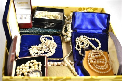 Lot 293 - A quantity of cultured pearl and simulated pearl jewellery