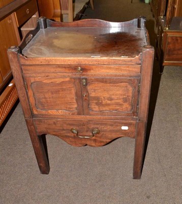 Lot 459 - A Georgian mahogany commode